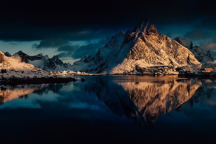 biała zaśnieżona góra, góry, Lofoty, Norwegia, przyroda, ciemność, odbicie, woda, Tapety HD
