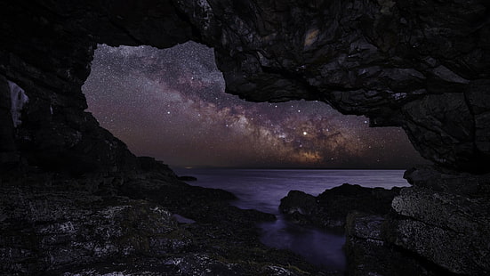 물 옆에 동굴 벽지, 자연, 밤, 별, 은하수, 바다, 바위, 바위, 긴 노출, HD 배경 화면 HD wallpaper