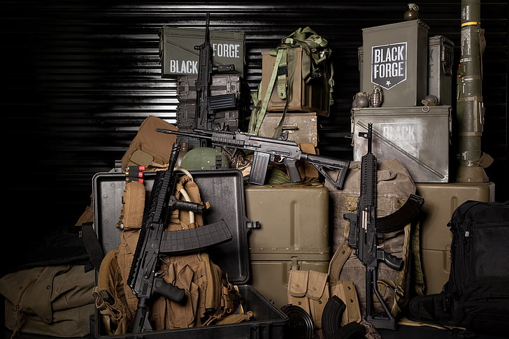 cuatro rifles de asalto negros, armas, composición, cajas, bolsas, granadas, tiendas, municiones, máquinas, militares, rifles de asalto, jabalí, Fondo de pantalla HD