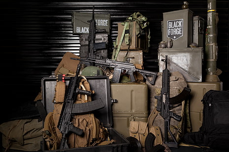 quatre fusils d'assaut noirs, armes, composition, boîtes, sacs, grenades, magasins, munitions, machines, militaire, fusils d'assaut, sanglier, Fond d'écran HD HD wallpaper