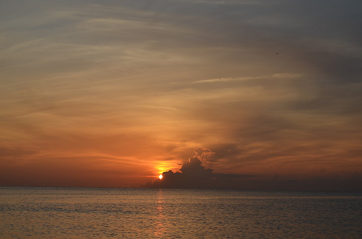 großes ruhiges Gewässer während der goldenen Stunde, Sonnenuntergang, Wasser, Himmel, Wolken, Horizont, Meer, Sonne, HD-Hintergrundbild