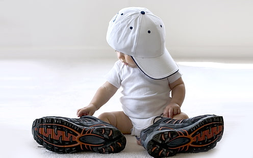 귀여운 아기, 아기의 하얀 onesie 큰 신발 한 켤레를 입고;하얀 모자;하이킹 신발 블랙 레이스;, 큰, 신발, 귀여운, 아기, HD 배경 화면 HD wallpaper