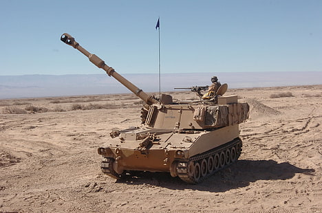 carro armato militare in metallo marrone, deserto, installazione, semovente, artiglieria, (SAU), M109, Sfondo HD HD wallpaper