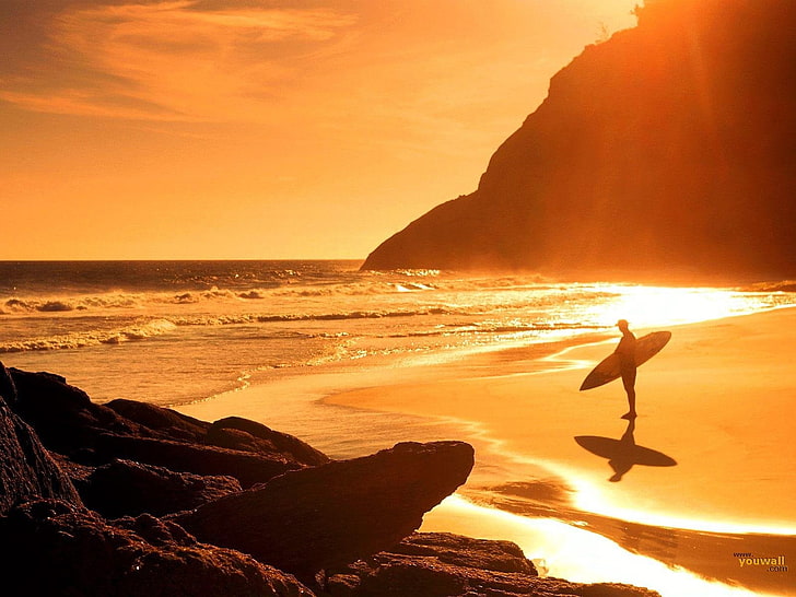 silhouette de personne, plage, surfeurs, soleil, mer, rocher, planches de surf, Fond d'écran HD