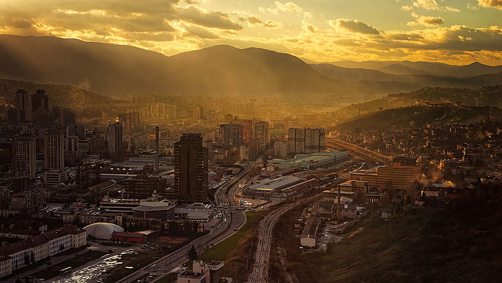 коричнево-белое бетонное здание, город, Сараево, Босния, городской пейзаж, облака, солнечный свет, пейзаж, столица, Босния и Герцеговина, HD обои