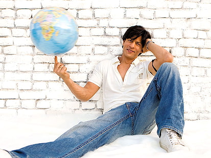 Shahrukh Khan, vit polotröja för män och blå jeans, Bollywood kändisar, manliga kändisar, bollywood, skådespelare, superstjärna, shahrukh khan, HD tapet HD wallpaper