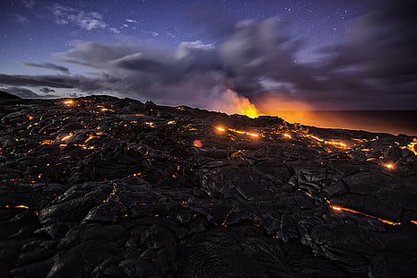 Flujo superficial de lava bajo las estrellas, Fondo de pantalla HD HD wallpaper
