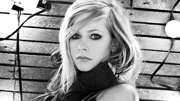 Avril Lavigne, Avril Lavigne, rubia, monocroma, cara, manos, Fondo de pantalla HD