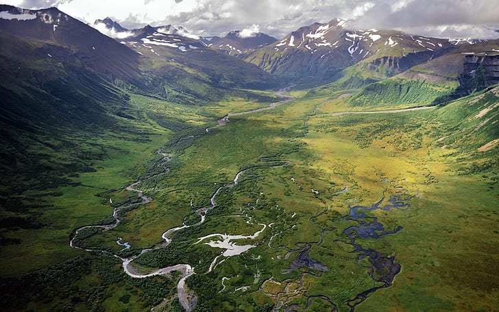 molla verde delle nuvole di picco nevose dell'Alaska della montagna di vista aerea del fiume della valle della natura del paesaggio, Sfondo HD