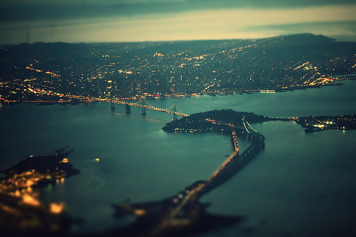 grå betongbro, stadsbildsfotografering av stadsbelysning nära vatten, stadsbild, stad, bro, lampor, filter, kväll, tilt shift, kust, HD tapet