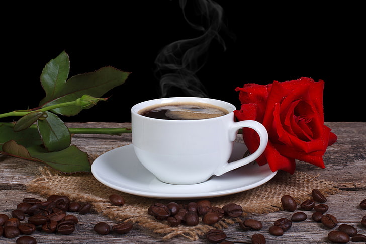 taza de café de cerámica blanca con platillo y rosa roja, flor, rosa, café, grano, taza, platillo rojo, Fondo de pantalla HD
