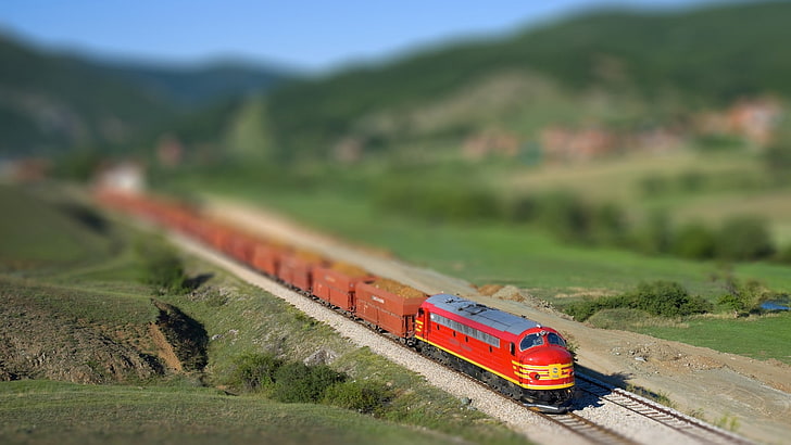 червен и жълт влак, играчка с червен парен влак в макро изстрел, влак, размазан, смяна на наклон, дизелов локомотив, HD тапет