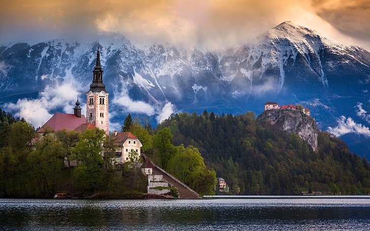 gereja dekat badan air dan gunung pada siang hari, alam, fotografi, pemandangan, gunung, air, Wallpaper HD