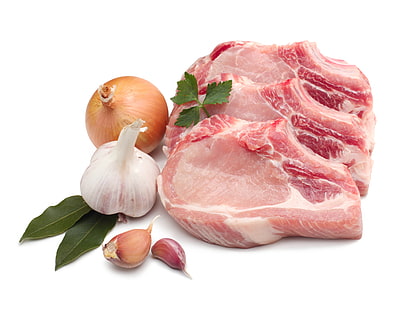 Mehrere rohe Fleischstücke mit Gewürzen, Huhn, Fleisch, Zwiebeln, Knoblauch, weißem Hintergrund, Lorbeerblatt, HD-Hintergrundbild HD wallpaper