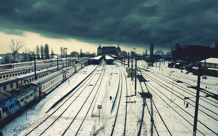 железнодорожный вокзал, город, железнодорожный вокзал, железная дорога, снег, поезд, Стамбул, Турция, зима, железнодорожный двор, фотография, локомотив, облака, линии электропередач, железнодорожный вокзал Хайдарпаша, HD обои