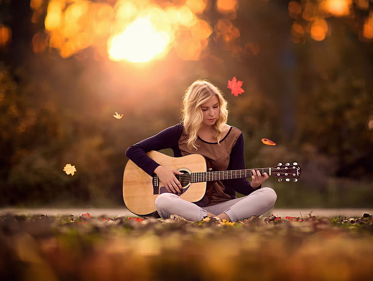 guitarra acústica marrón, otoño, niña, guitarra, melodía de otoño, Fondo de pantalla HD