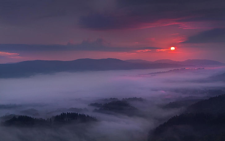 montagne e nebbia, natura, paesaggio, porpora, cielo, nebbia, montagne, tramonto, foresta, nuvole, Sfondo HD