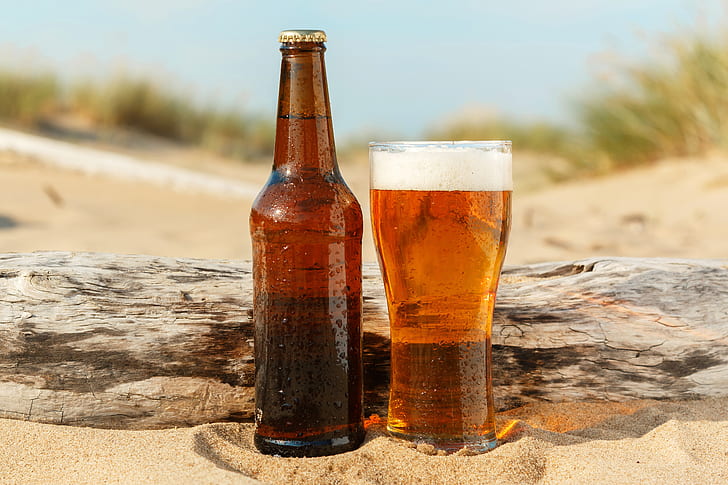 песок, пляж, пена, солнце, капли, стакан, бутылка, пиво, мокрая, коряга, боке, HD обои