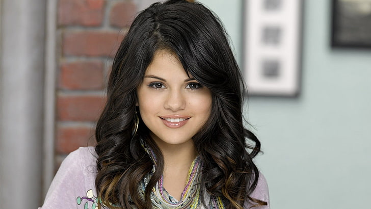 women's black and brown hair wig, Selena Gomez, actress, singer, brunette, smiling, HD wallpaper