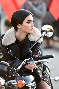 Kendall Jenner, ผู้หญิง, นางแบบ, ผมสีน้ำตาล, มอเตอร์ไซค์, ผู้หญิงที่มีจักรยาน, มองเข้าไปในระยะไกล, นั่ง, วอลล์เปเปอร์ HD HD wallpaper
