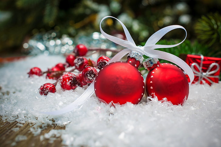 deux boules rouges ornements, hiver, neige, décoration, vacances, boules, Noël, bonne année, belle, beauté, joyeux Noël, boule, belle, élégamment, délicates, boules de Noël, Fond d'écran HD