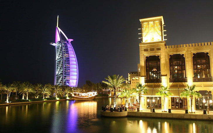 kahverengi ve beyaz beton bina, Burj Al Arab, Dubai, palmiye ağaçları, gece, kentsel, Restoran, HD masaüstü duvar kağıdı