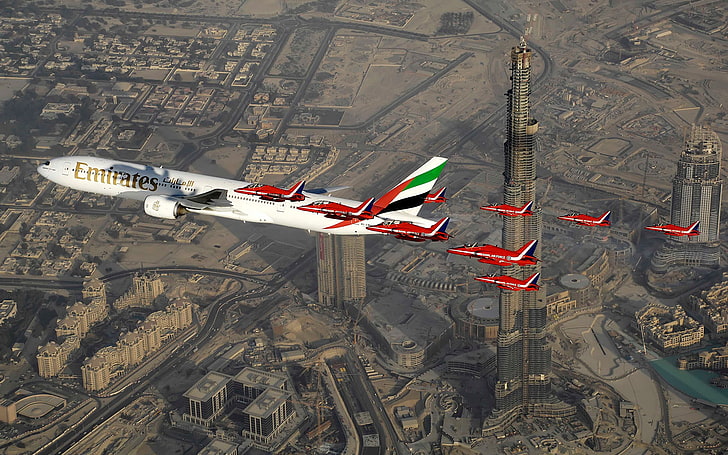beyaz Emirates hava gemisi, uçak, büyük, Emirates, aile, yolcu, Hawk, Royal Air Force, fırtına, gökyüzü, ışık, hava, Royal, askeri, üzerinden, Dubai, eğitim, Boeing 777, uçak, havayolları,uzunluk, İngiliz, uçak, RAF, jet, sesaltı, Hawker Siddeley, widebody, kuvvetler, eşliğinde, HD masaüstü duvar kağıdı