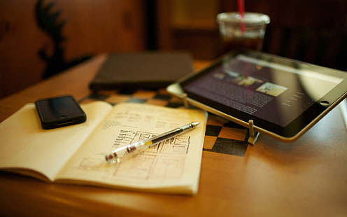 مكتب عمل ، آيباد أسود بالقرب من القلم وصفحة كتاب ، تصوير ، 2560 × 1600 ، آيفون ، آبل ، مكتب ، آيباد ، نوت بوك، خلفية HD HD wallpaper