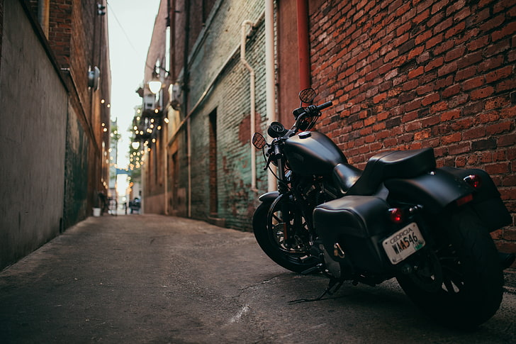 черный туристический мотоцикл, байк, мотоцикл, вид сбоку, двор, HD обои