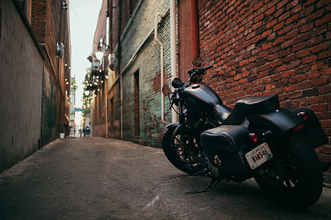 черный туристический мотоцикл, байк, мотоцикл, вид сбоку, двор, HD обои HD wallpaper