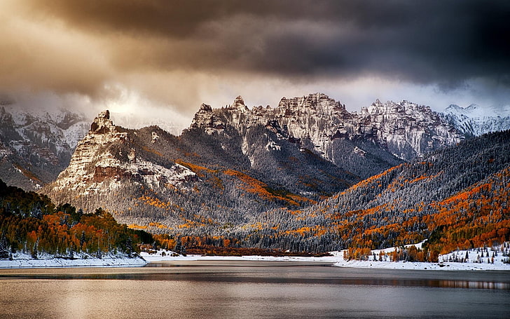 wallpaper gunung coklat dan putih, pemandangan, alam, gunung, hutan, musim gugur, awan, salju, danau, dingin, Wallpaper HD