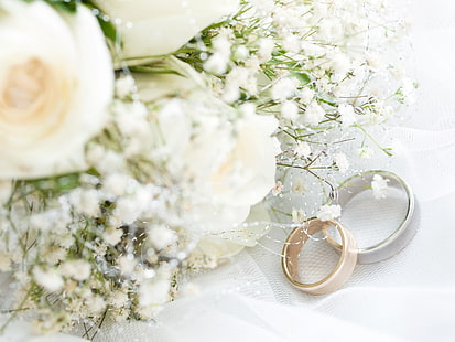 coppia di fedi nuziali color oro e argento, fiori, tessuto, anelli di fidanzamento, stoffa, fedi nuziali, Sfondo HD HD wallpaper