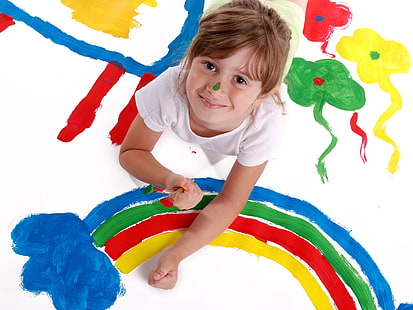 T-shirt girocollo bianca da bambina, bambina, bambina, arcobaleno, Sfondo HD HD wallpaper