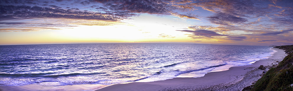 orilla del mar bajo nubes grises en la hora dorada, paisaje, mar, playa, Australia, pantallas múltiples, horizonte, monitores duales, Fondo de pantalla HD HD wallpaper