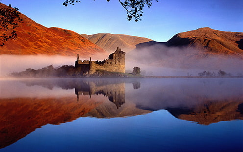 здание на водоеме, природа, пейзаж, архитектура, замок, горы, вода, скалы, Шотландия, Великобритания, озеро, руины, туман, деревья, отражение, HD обои HD wallpaper