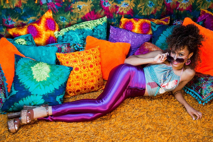 женщина в фиолетовых леггинсах, лежа на боковой подушке, брюнетка, Шанис Джордин, Playmate, Playboy, черное дерево, HD обои