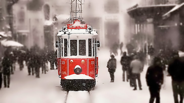 grunt fokus foto av rött och vitt tåg, Turkiet, spårvagn, snö, Istanbul, taksim, HD tapet