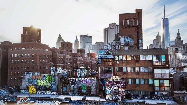 bangunan beton coklat, lanskap kota, kota, arsitektur, bangunan, pencakar langit, Manhattan, Kota New York, AS, Matahari, grafiti, awan, jendela, Wallpaper HD