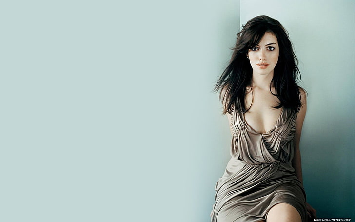 braunes ärmelloses Kleid der Frauen, Frauen, Anne Hathaway, Schauspielerin, Kleid, Zuschauer betrachtend, einfacher Hintergrund, HD-Hintergrundbild