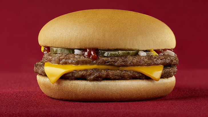 チーズバーガー、マクドナルド、食べ物、ハンバーガー、ハンバーガー、ファーストフード、肉、チーズ、赤の背景、 HDデスクトップの壁紙