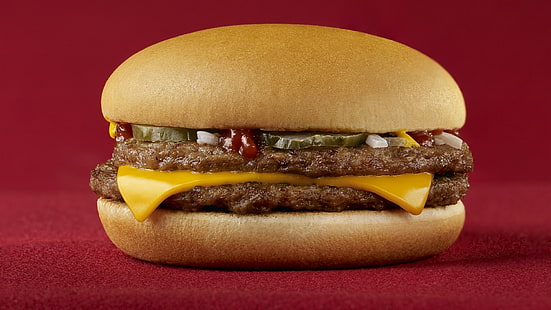 hamburger au fromage, McDonald's, nourriture, hamburgers, burger, restauration rapide, viande, fromage, fond rouge, Fond d'écran HD HD wallpaper
