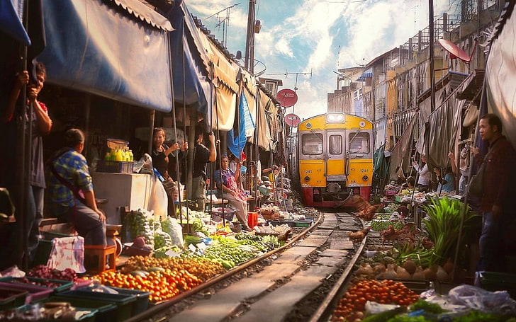 жълто и сиво рисуване на влак, железопътна линия, влак, дизелов локомотив, пазари, хора, плодове, зеленчуци, къща, Банкок, Тайланд, облаци, сателит, одеяла, Азия, бар, HD тапет