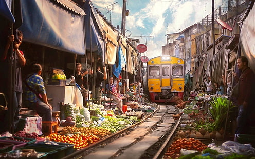 treno giallo e grigio dipinto, ferrovia, treno, locomotiva diesel, mercati, persone, frutta, verdura, casa, Bangkok, Tailandia, nuvole, satellite, coperte, Asia, barra, Sfondo HD HD wallpaper
