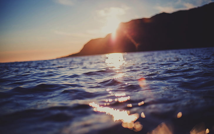 ภาพเงาของภูเขาข้างแหล่งน้ำธรรมชาติทะเลคลื่นน้ำเบลอพระอาทิตย์ตก, วอลล์เปเปอร์ HD