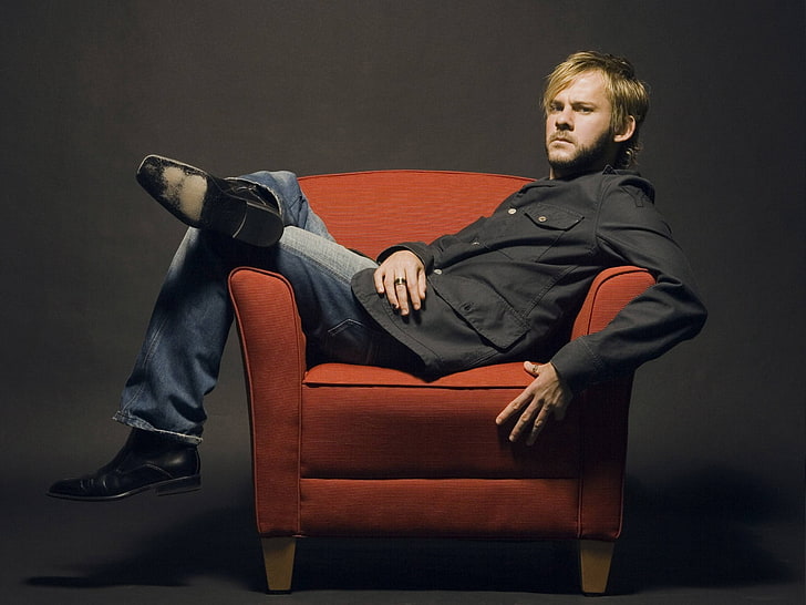 men's black dress shirt and blue jeans, dominic monaghan, actor, guy, bristles, clothes, chair, photoshoot, blond, HD wallpaper