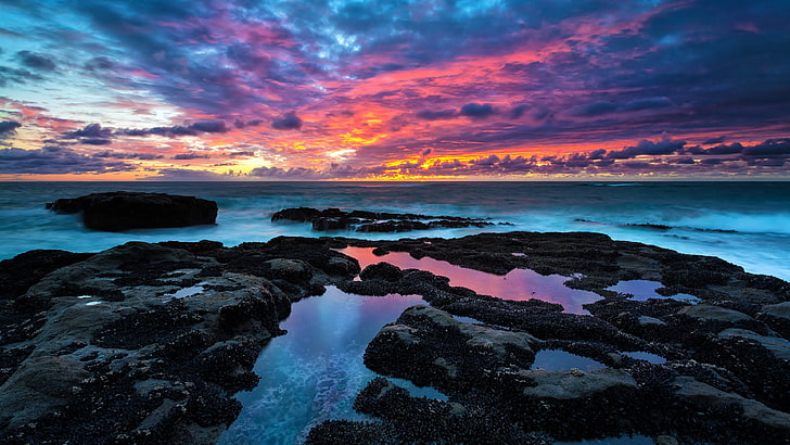 pierre grise sur le plan d'eau, mer, coucher de soleil, Fond d'écran HD