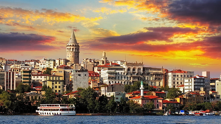 ガラタ塔、トルコ、建築、都市景観、イスタンブール、トルコ、建物、塔、船、日没、雲、古い建物、木、水、ガラタクレシ、ガラタ、 HDデスクトップの壁紙
