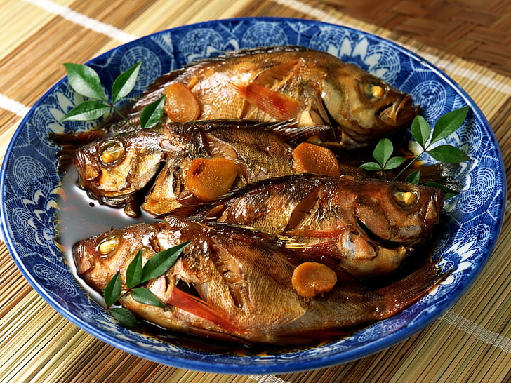 four fried fishes with vegetables, fish, ornaments, plate, tasty, HD wallpaper