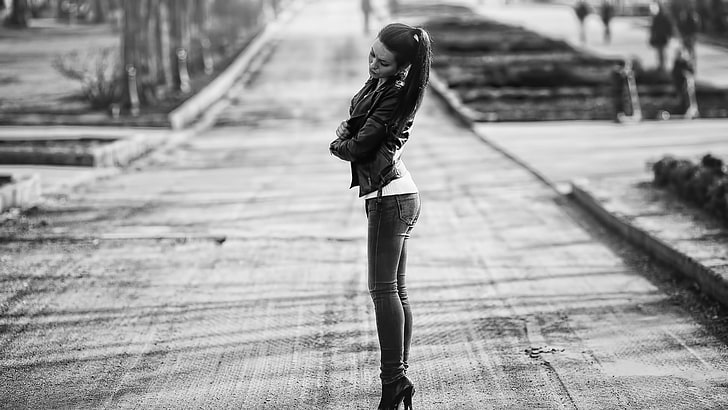 gråskalefoto av en kvinna som står på vägen, kvinnor, modell, väg, jeans, svartvitt, HD tapet