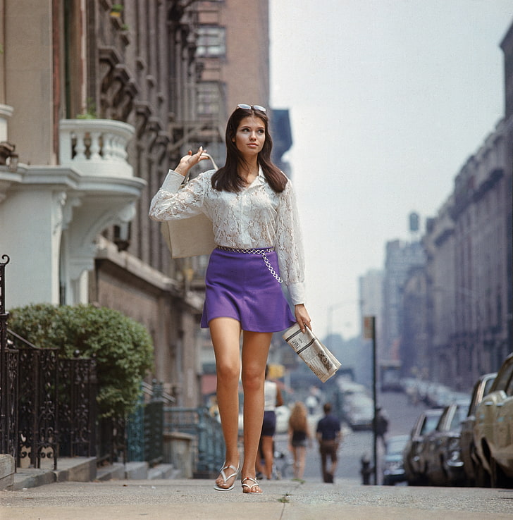 กระโปรงสีม่วงของผู้หญิง, ผู้หญิง, โมเดล, สีน้ำตาล, ผมยาว, ผู้หญิงนอกบ้าน, ถนน, กระโปรง, เสื้อสตรี, ในเมือง, เหล้าองุ่น, เนื้อฟิล์ม, 1960, ที่เดิน, กระเป๋าถือ, หนังสือพิมพ์, อาคาร, แฟชั่น, เมืองนิวยอร์ก, สหรัฐอเมริกา, ขา, ผู้หญิง ด้วยเฉดสี, วอลล์เปเปอร์ HD, วอลเปเปอร์โทรศัพท์
